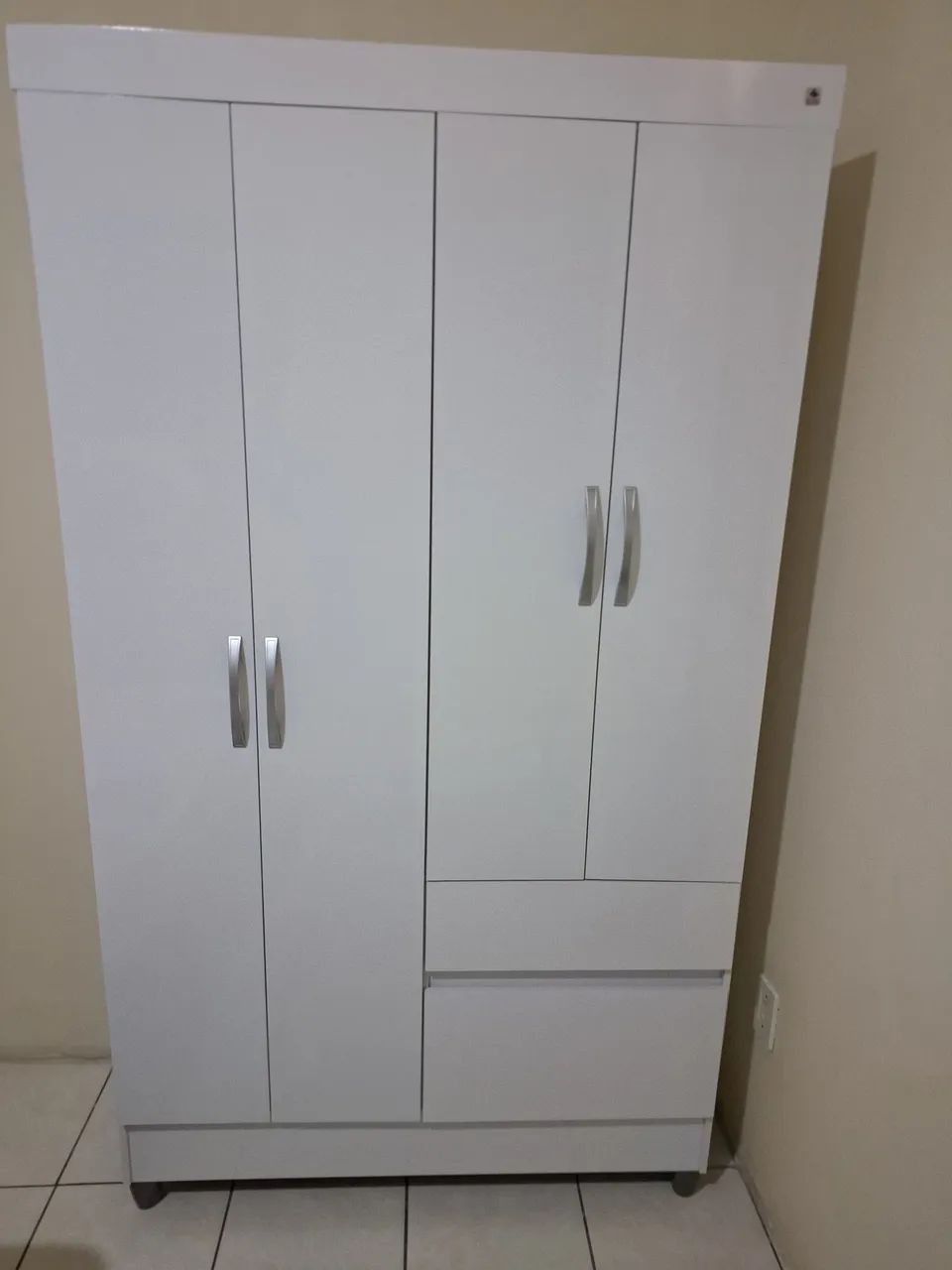 Guarda roupas infantil novo sem uso.