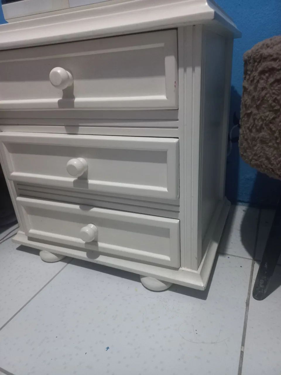 Espelho e Mesa de cabeceira em madeira 