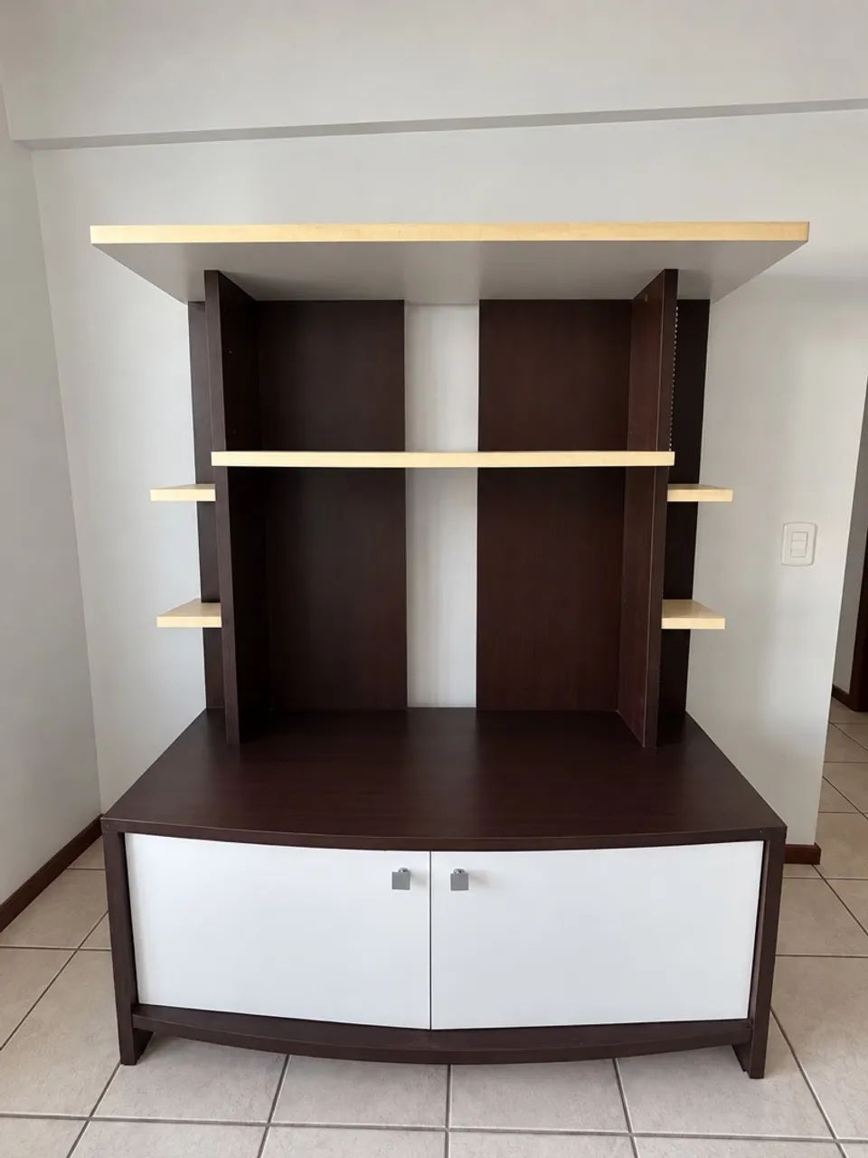 Rack com Estante para TV e armário com duas portas 