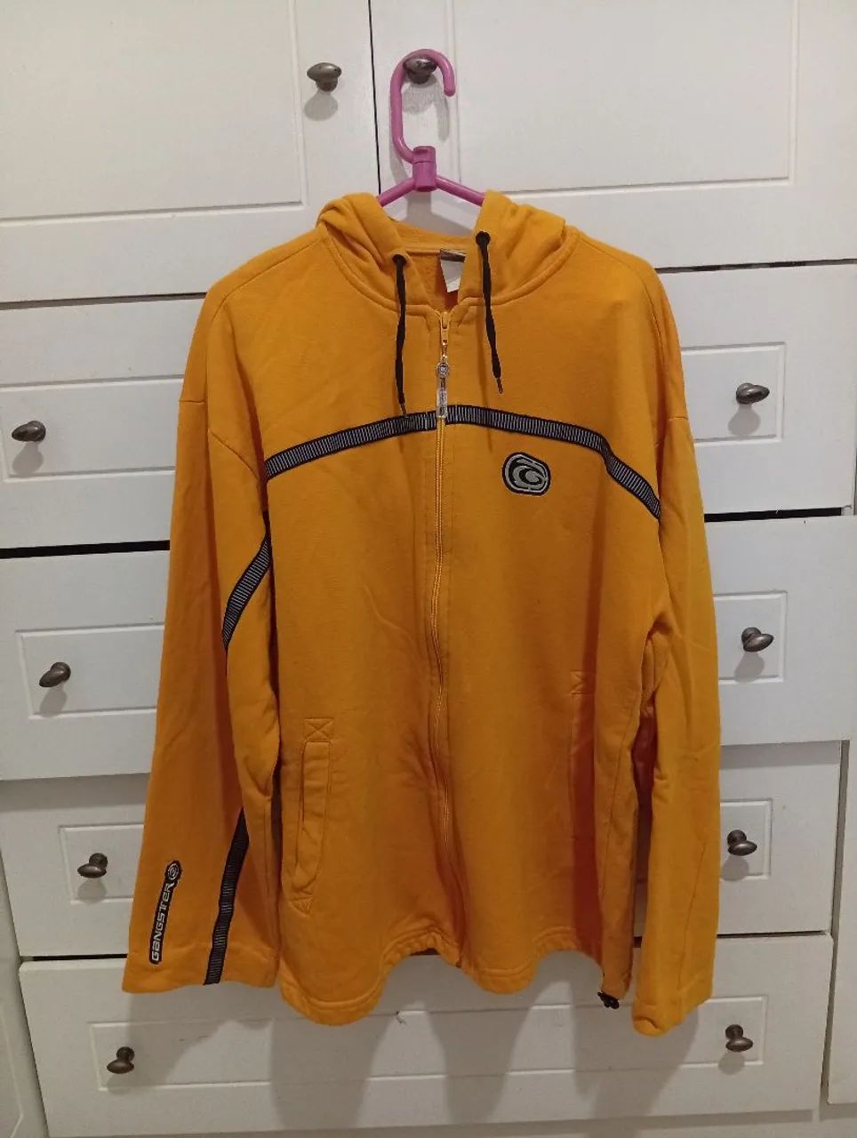 moletom amarelo com zíper e capuz é da marca Gangster, 