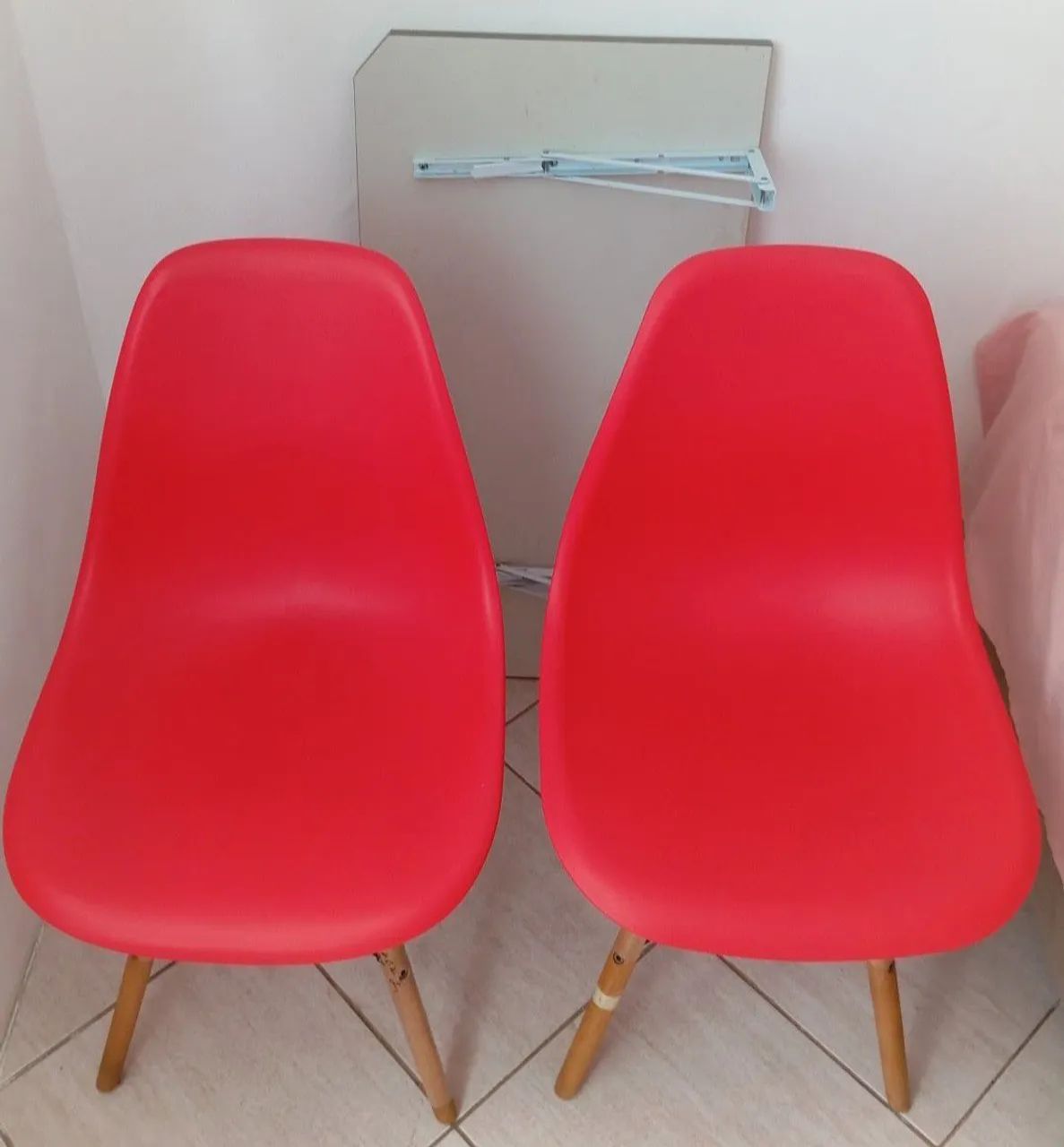 MESA DOBRÁVEL COM 2 CASEIRAS PÉ DE PALITO 