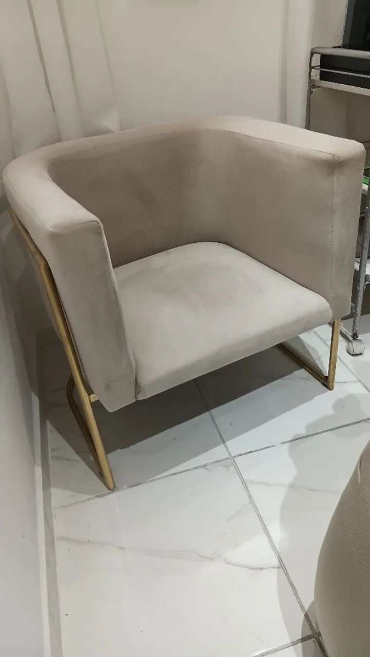 Poltrona em suede com base dourada - Foto 2