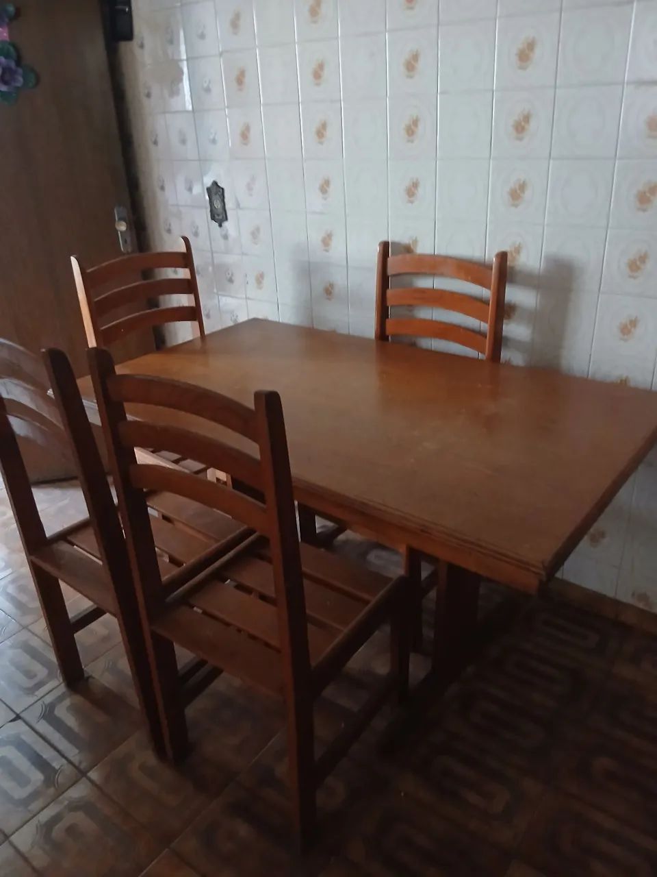 Mesa com 5 cadeiras 