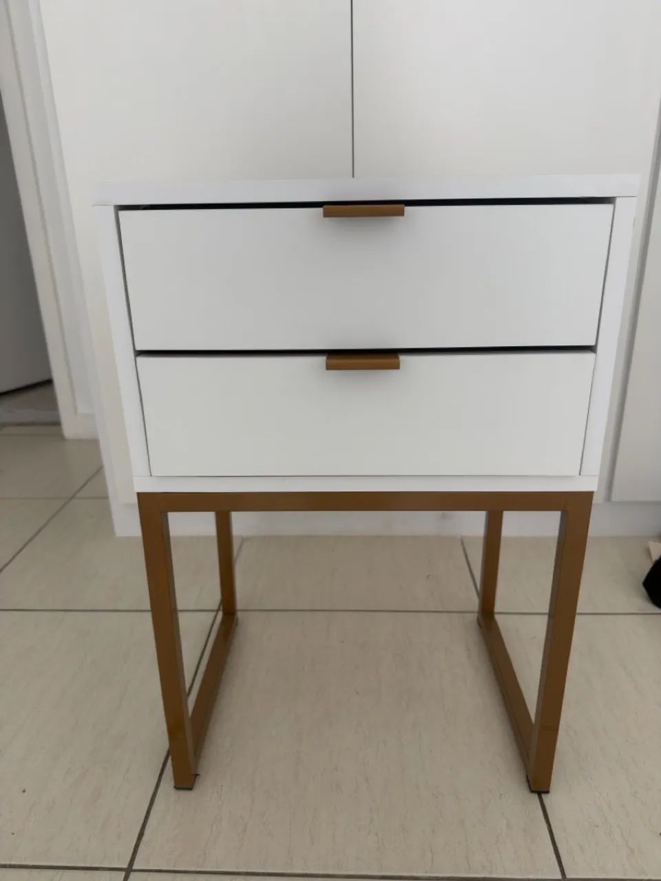 2 mesas de cabeceira brancas com 2 gavetas