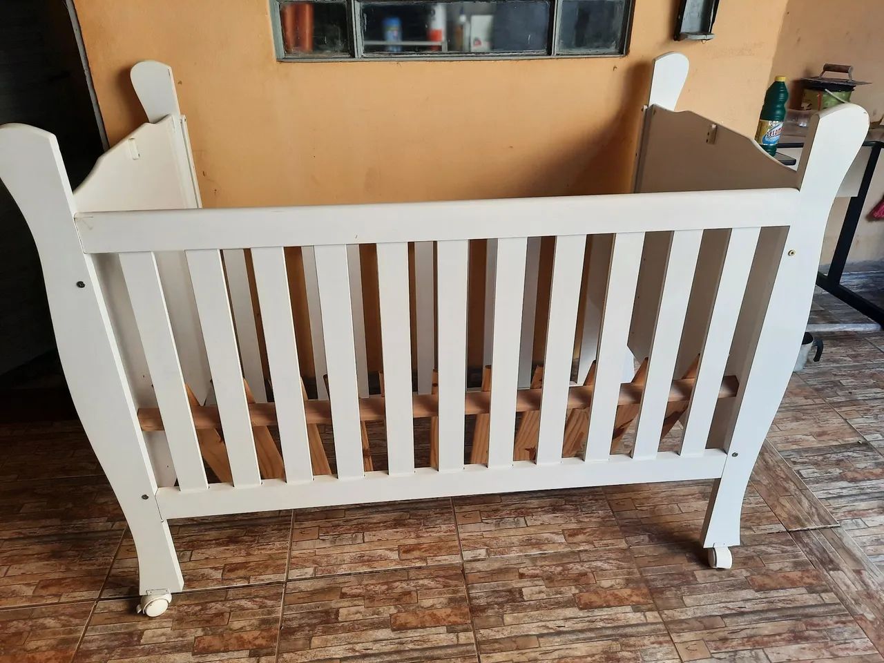 Berço usado estilo americano, sem colchão.