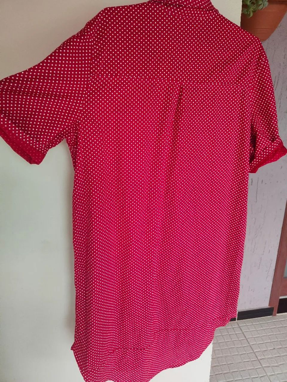 vestido chemise poa vermelho - Foto 4