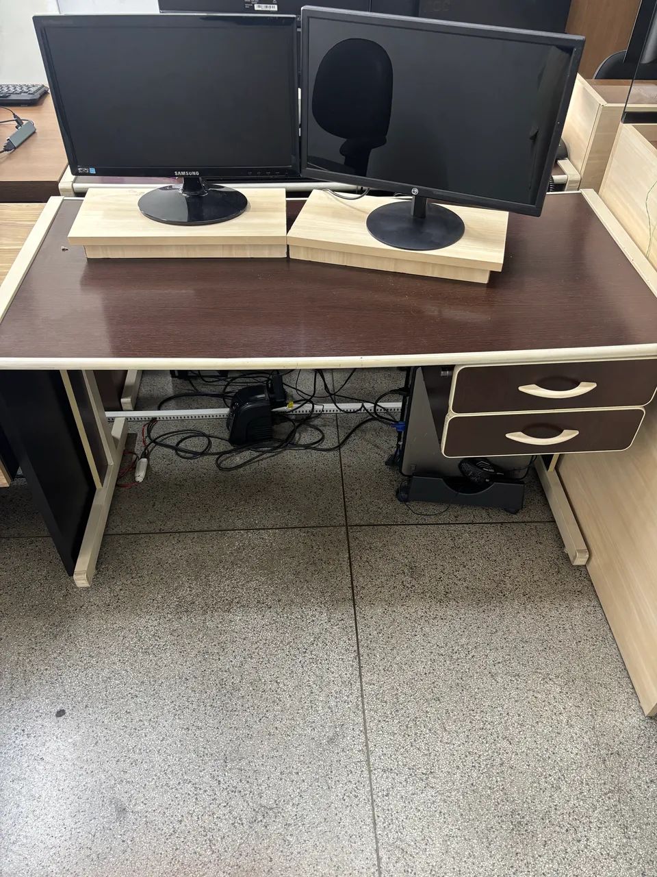 Mesa de escritório com gavetas - Foto 3