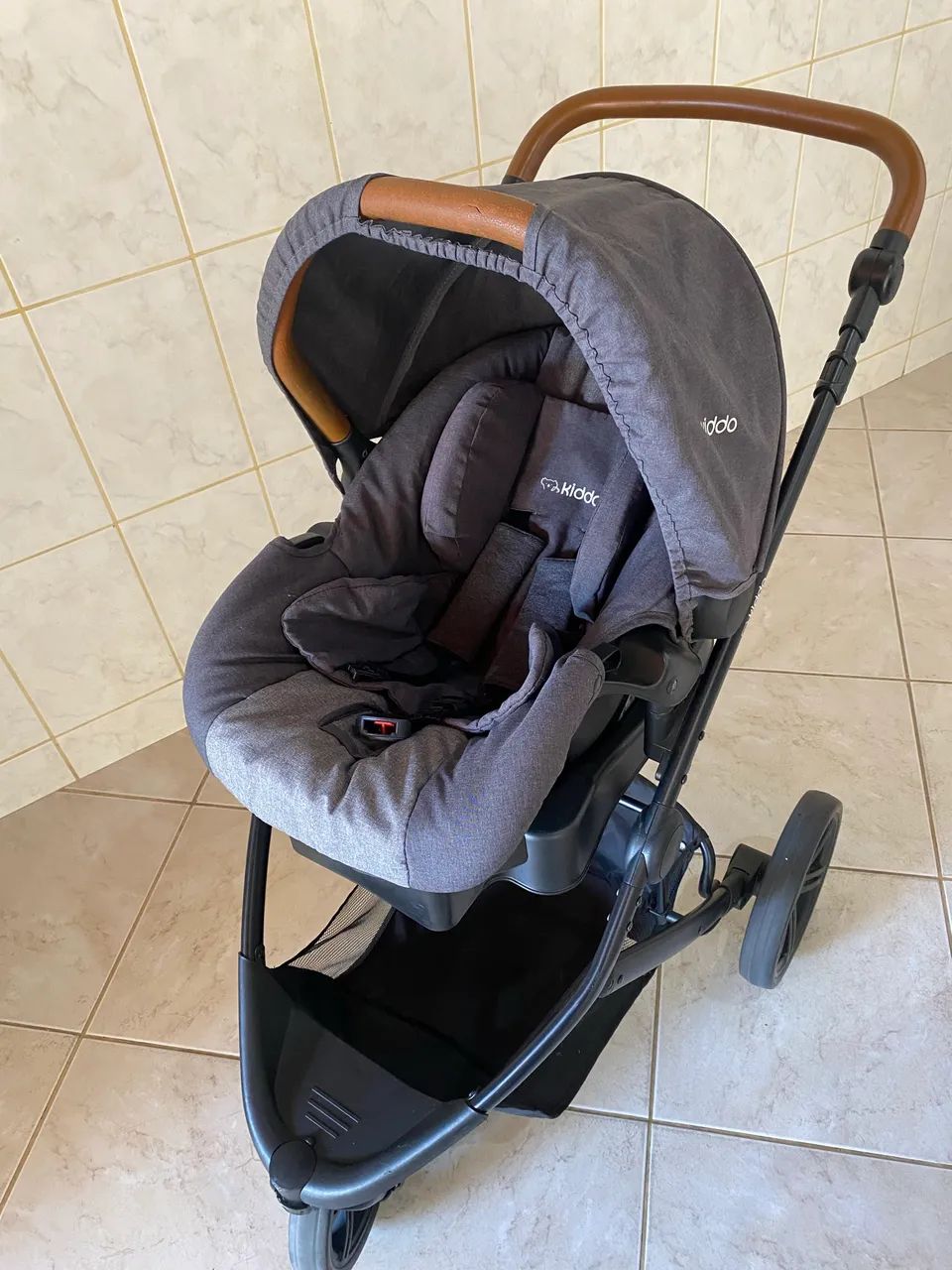Carrinho Kiddo Trek com bebê conforto - Foto 4