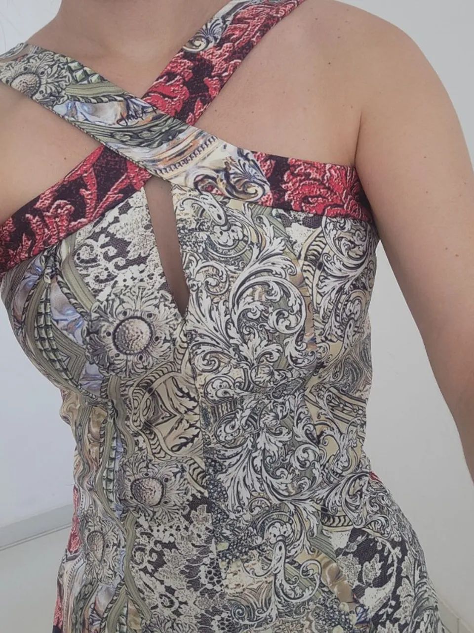Vestido Lança Perfume Estampado Justo com Decote - Foto 3