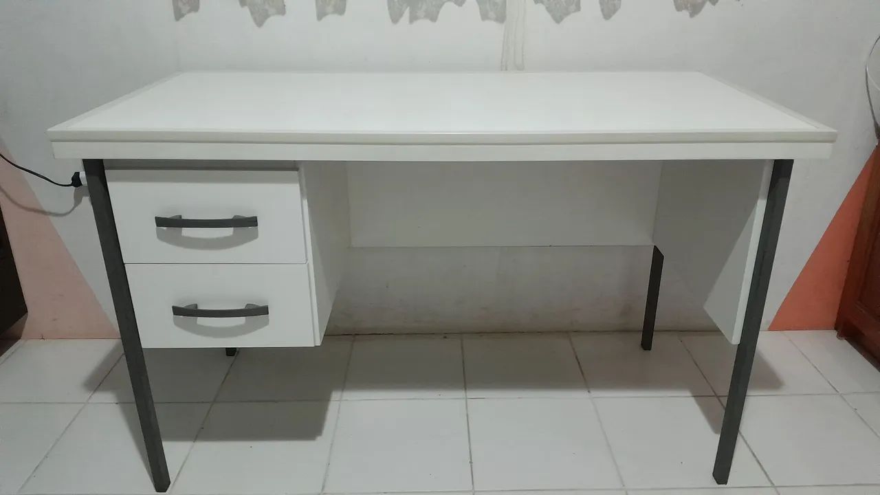 Vendo mesa de escritório em MDF e ferro.
