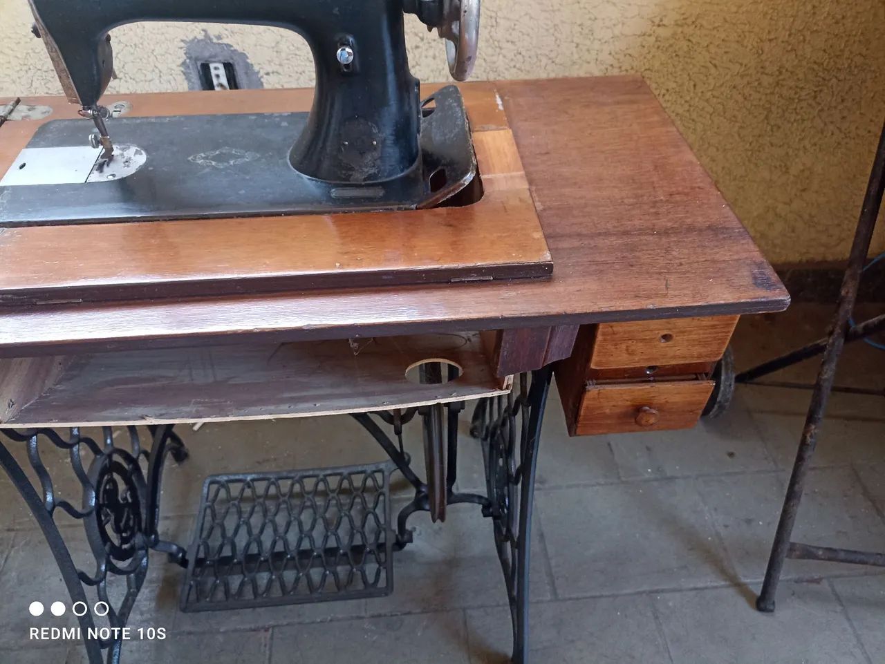 Máquina de costura antiga65580445861890122