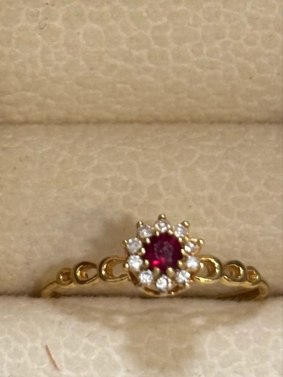 Anel com rubi e diamantes