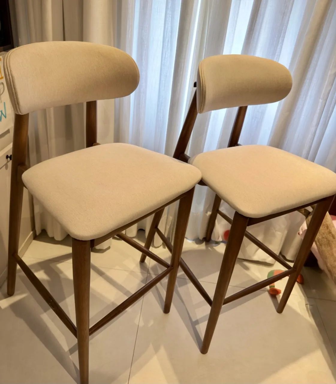 Cadeira madeira Jequitibá com tecido em linho off white  - Foto 4