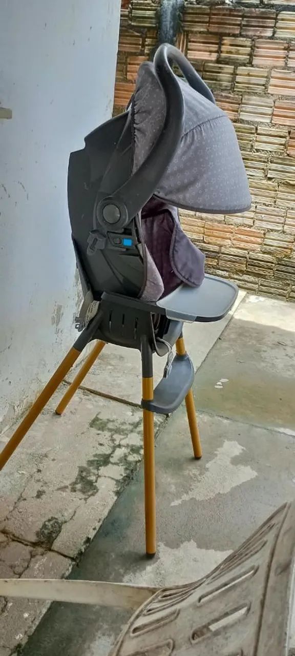 Vendo Berço, 400 Cadeira alimentação 250 e Bebê conforto 200.