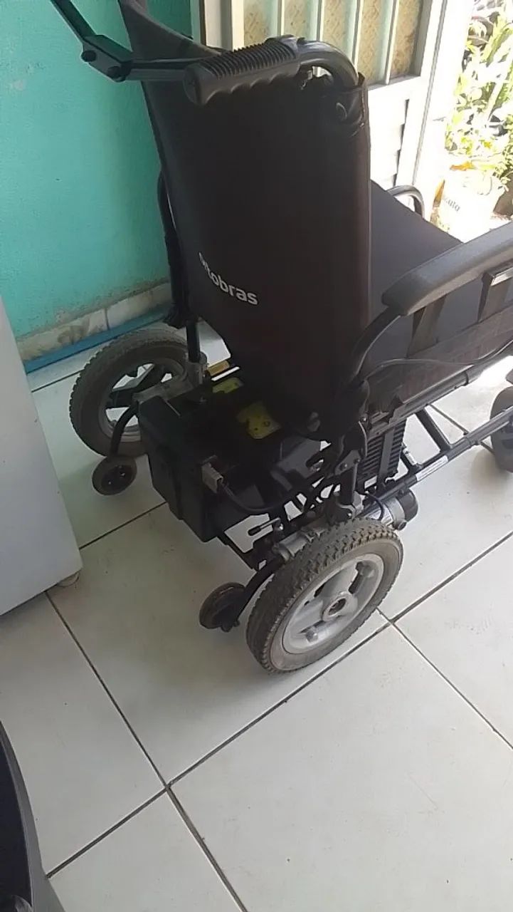 Vende-se 1 cadeira de roda elétrica  - Foto 4