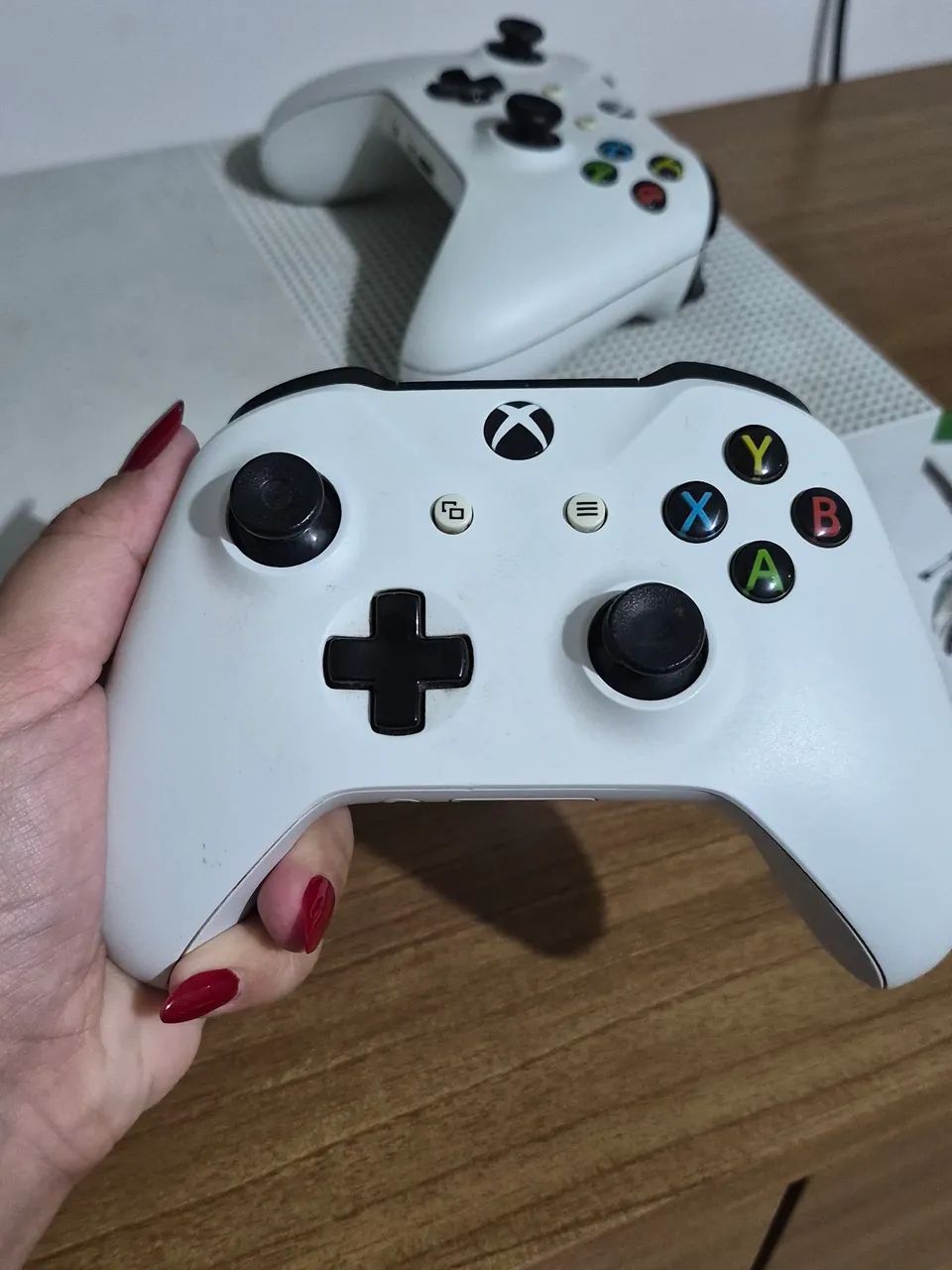 XBOX ONE S 1TB + 2 CONTROLES - Foto 2