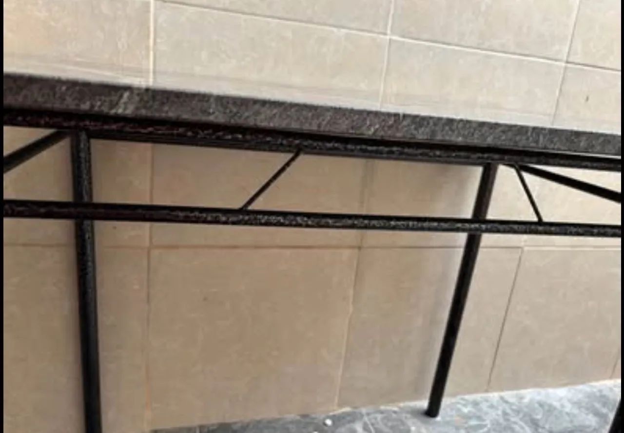 Mesa de mármore com base de ferro preta.  - Foto 5