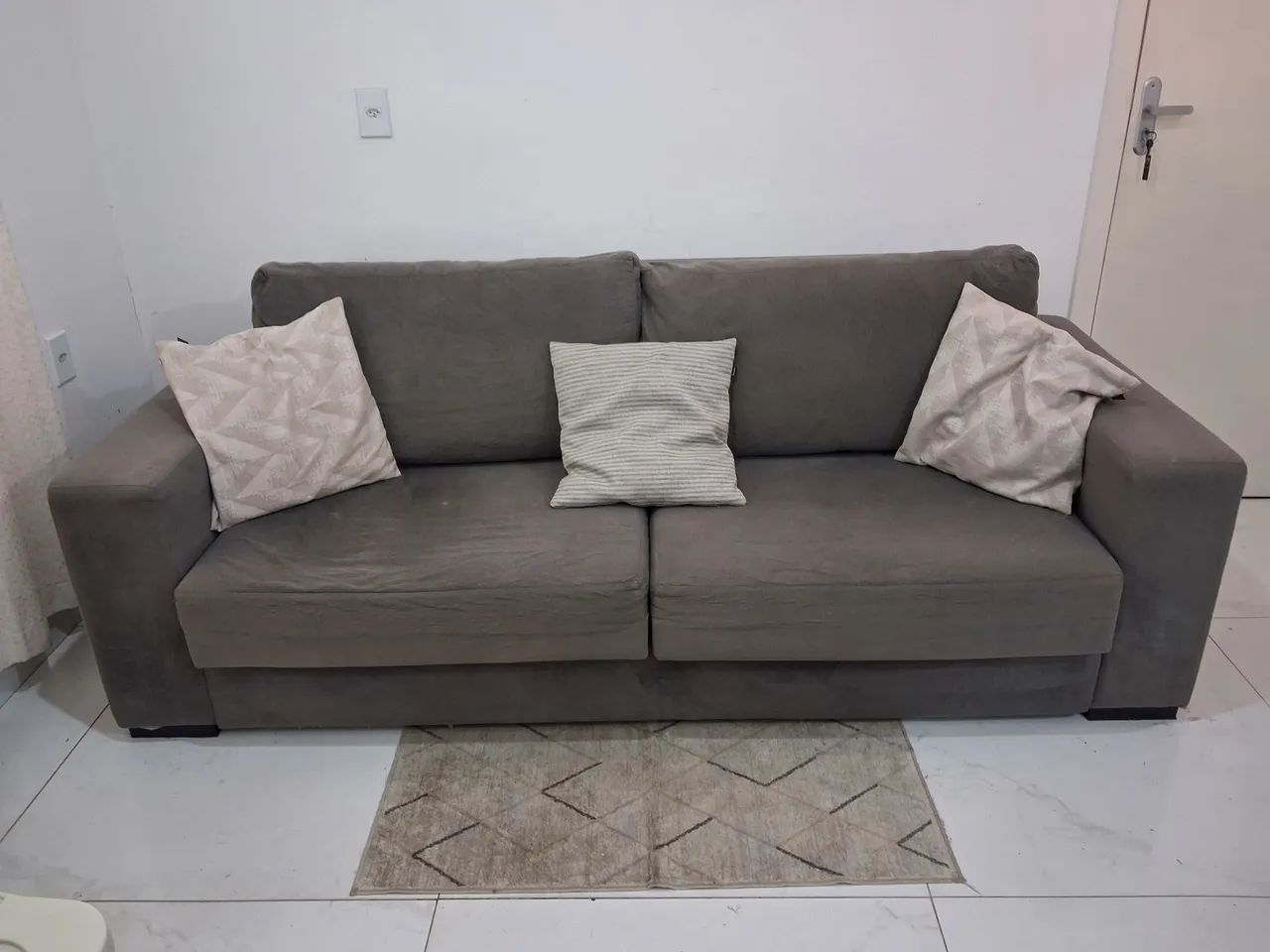 Sofá Retrátil 2,24m Suede Cinza 3 Lugares - R$990