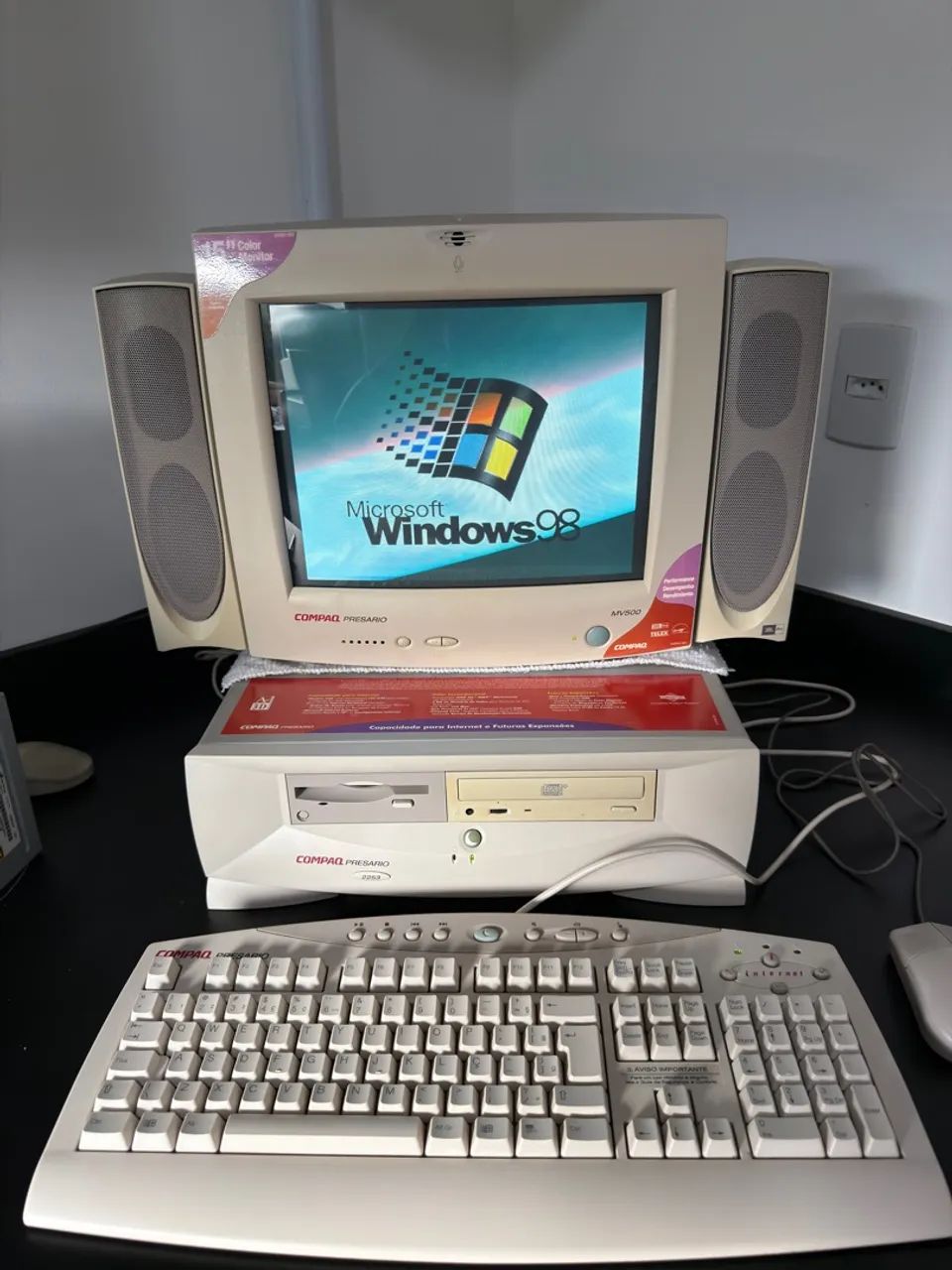 Computador desktop antigo Compaq Presario 2253