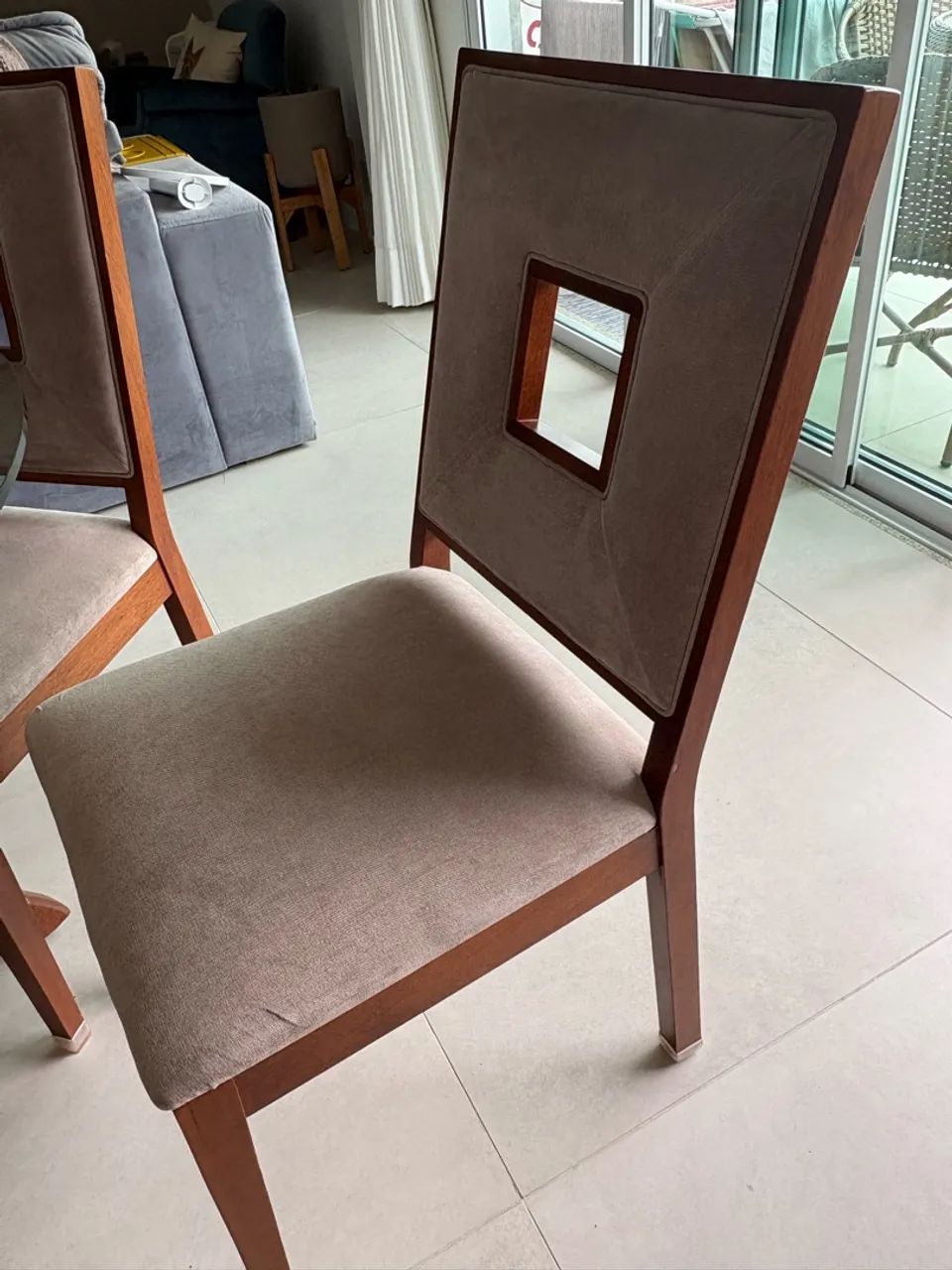 Vendo mesa de madeira com tampo de vidro - Foto 4