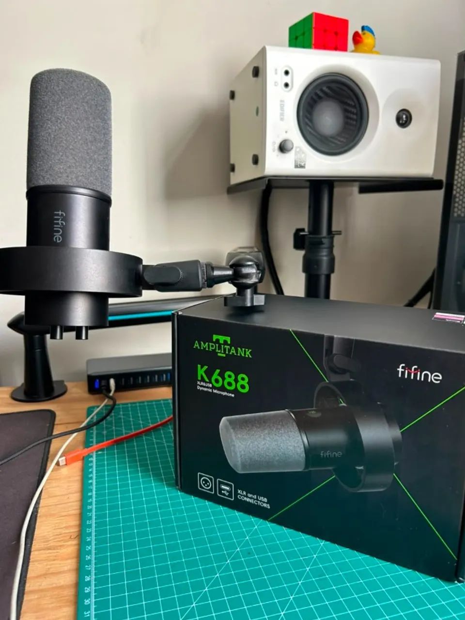 Microfone Dinâmico Fifine K688 + suporte de mesa