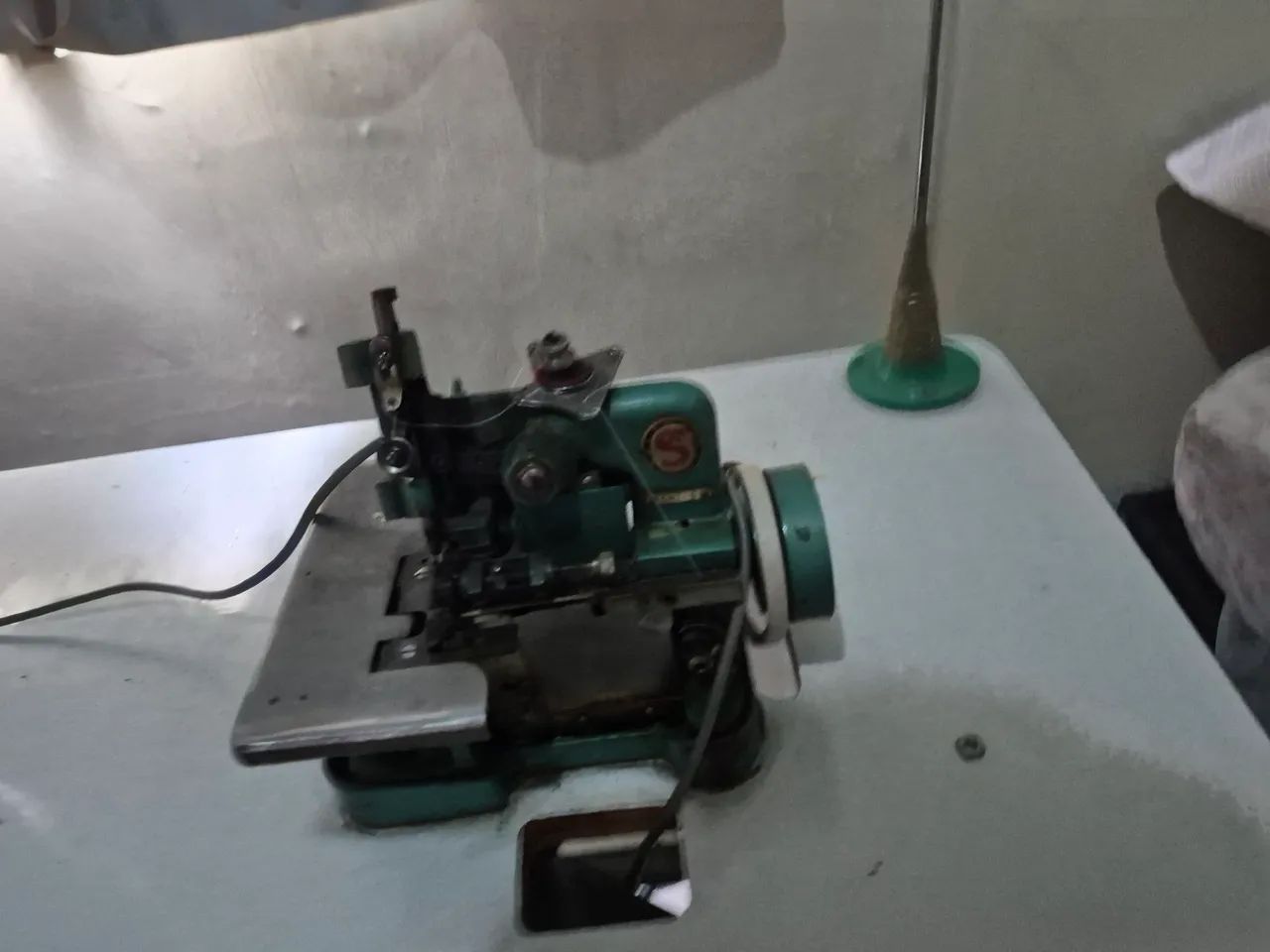 Overlock singer com mesa - Foto 3