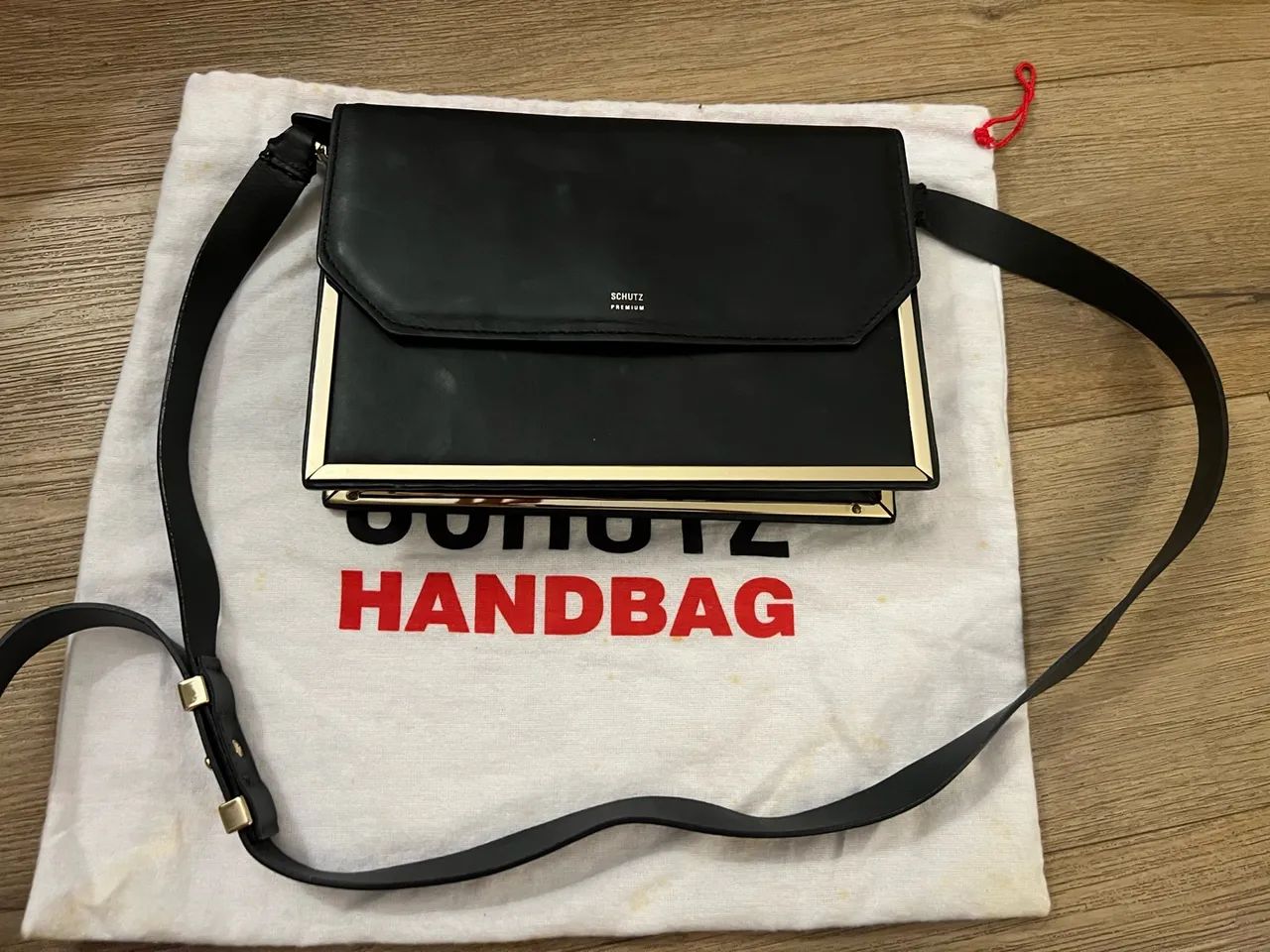 Bolsa Tiracolo Preta de Couro Legítimo - Schutz (Original)