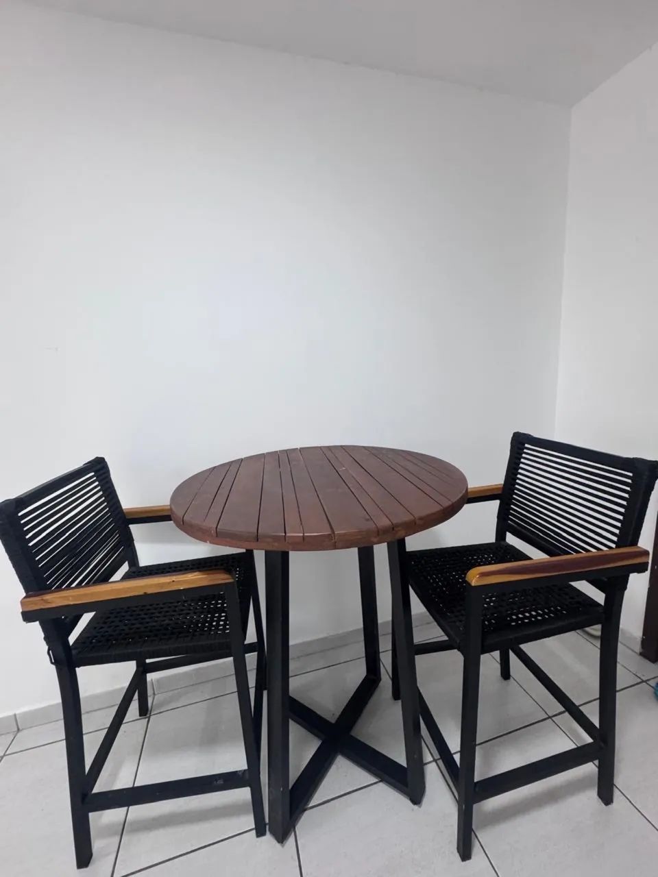 Vendo conjunto de mesa com banquetas altas 