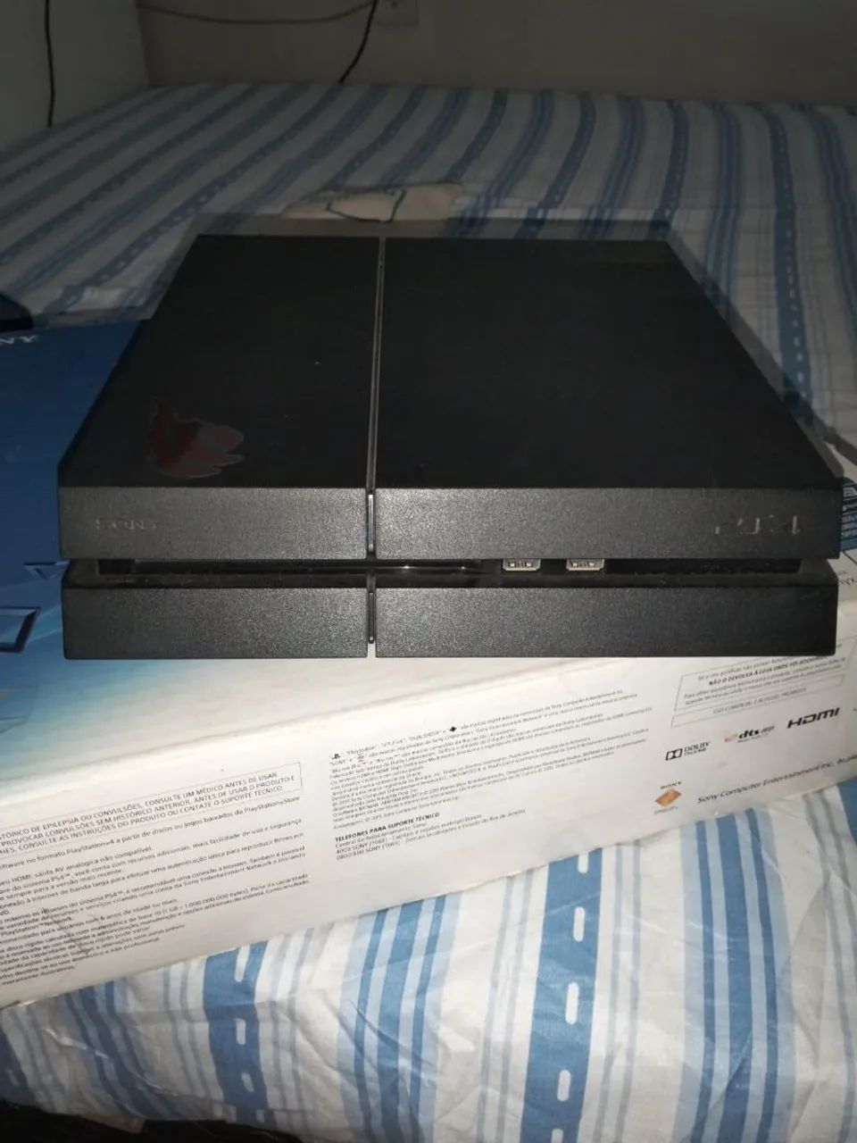 PS4 ONYX com um controle 