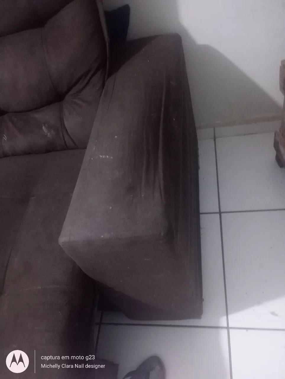 Vendo sofá retrátil 2,50m detalhe no braço Quebrado  - Foto 2