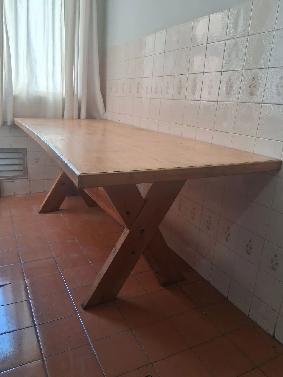 Mesa de madeira, super conservada.