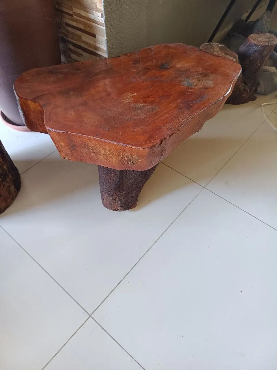 Mesa de madeira maciça rústica tratada e envernizada 