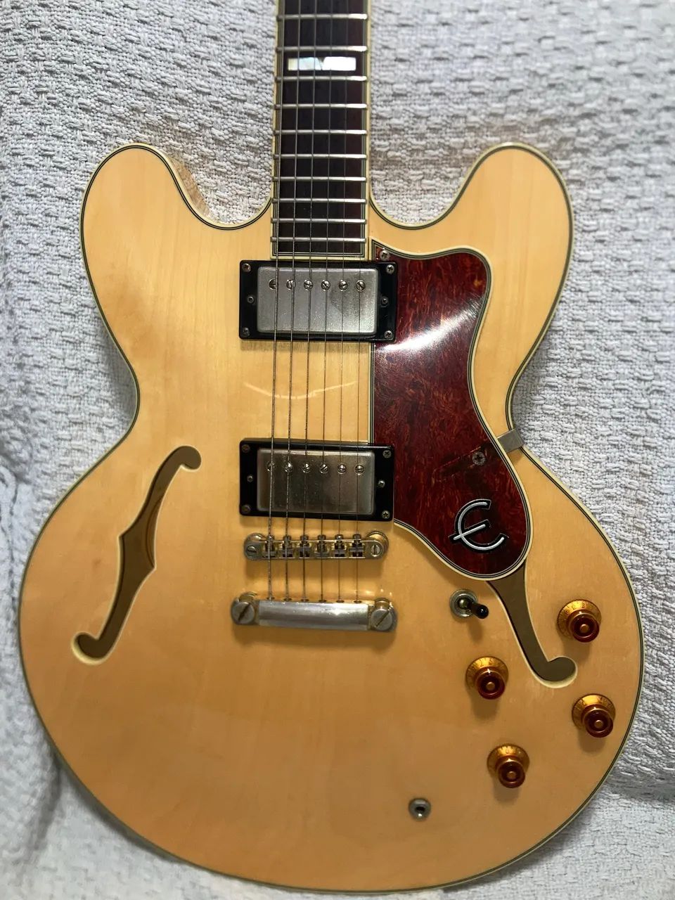 Epiphone Sheraton II com case Gator (Semi Acústica 335) - Foto 3