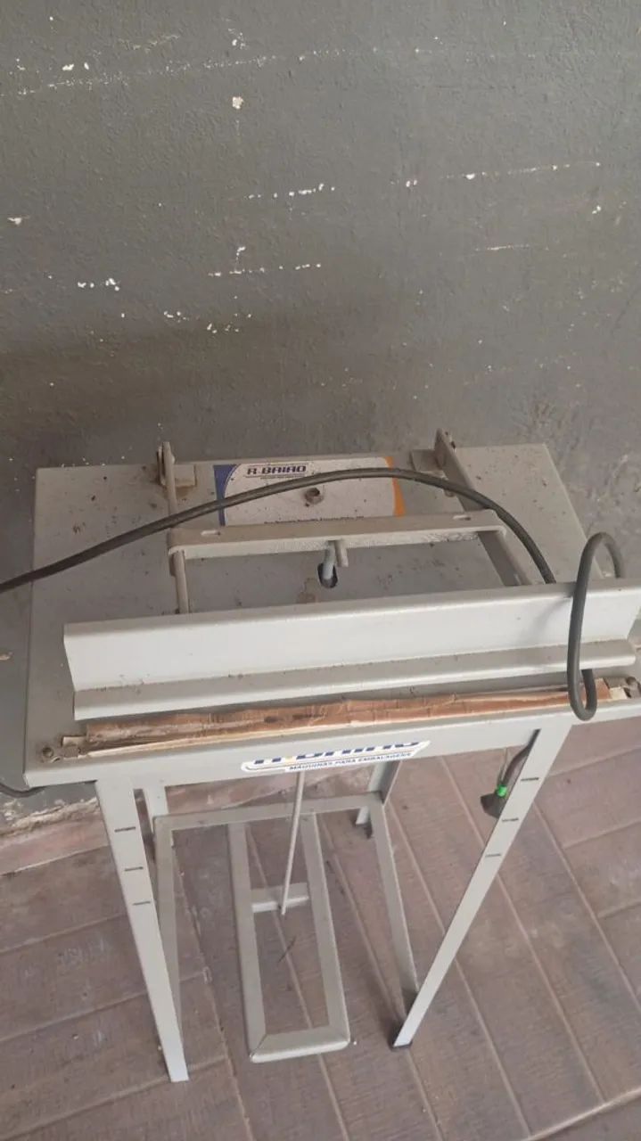 Vende-se uma máquina de embalagem semi nova 