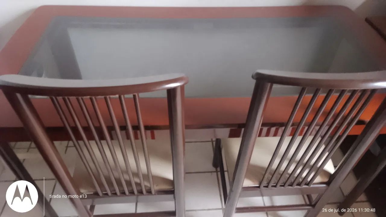 Mesa de madeira com tampa de vidro 4 cadeiras 