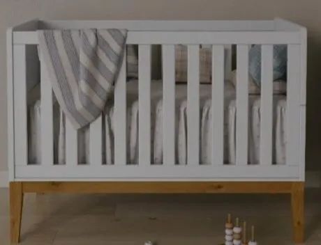 Berço Branco com pés de madeira  - Foto 4