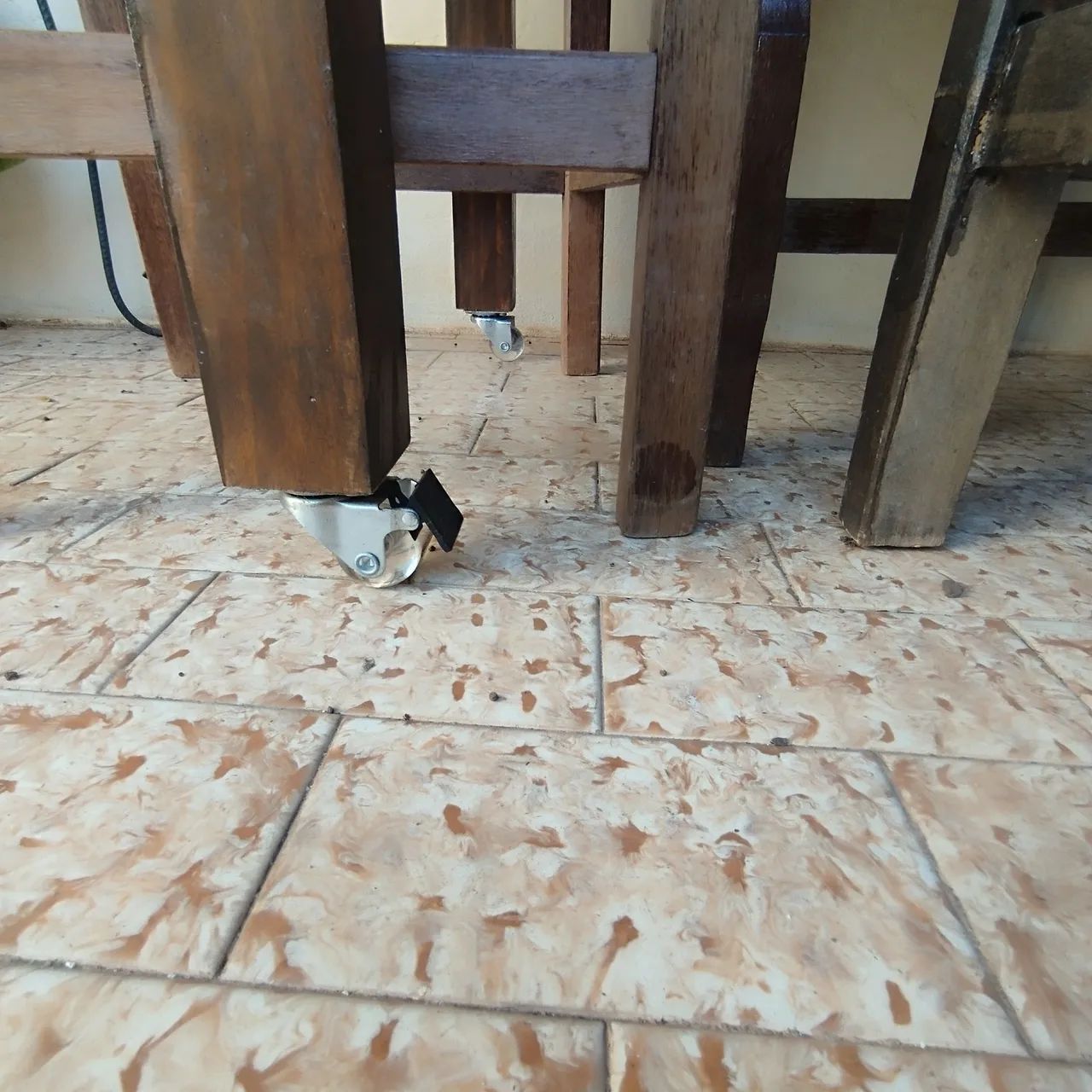 Mesa artesanal com 4 cadeiras, assento estofador. - Foto 3