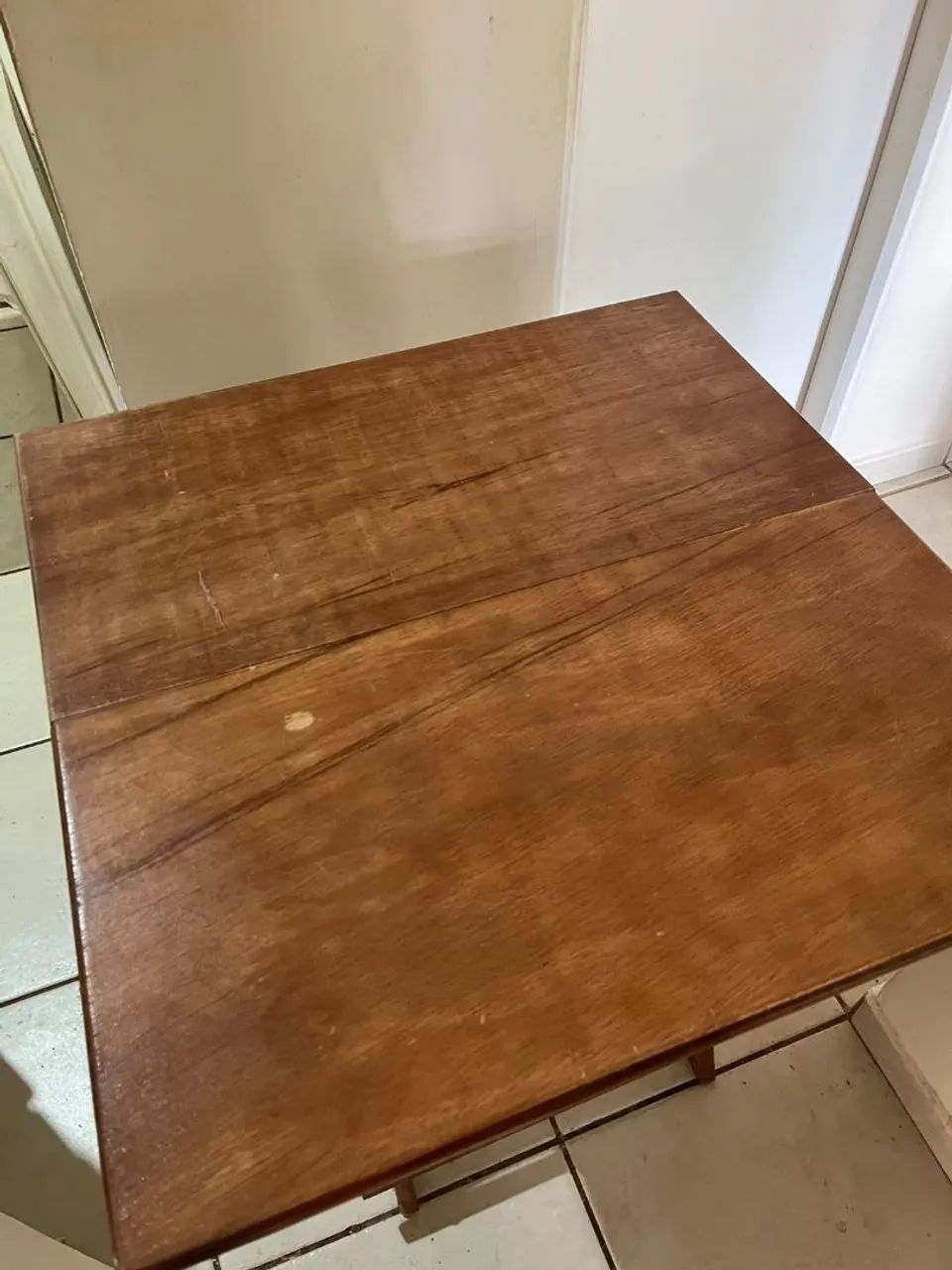Jogo de mesa de madeira com 4 cadeiras 