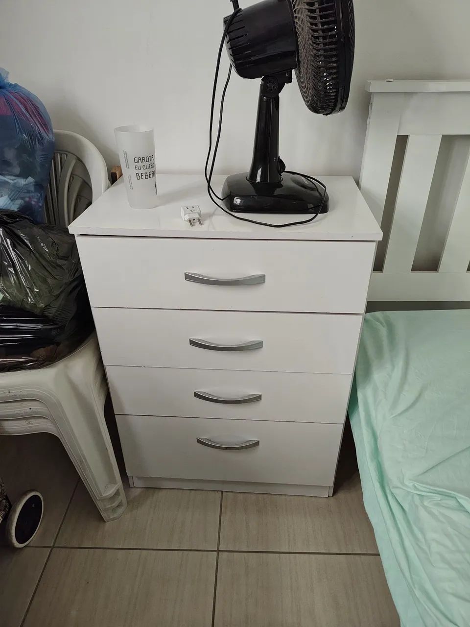 Cômoda pequena