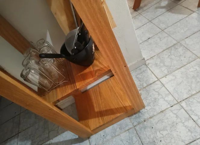 Estante Vertical De Cerejeira Com Rodinhas de Silicone  - Foto 2