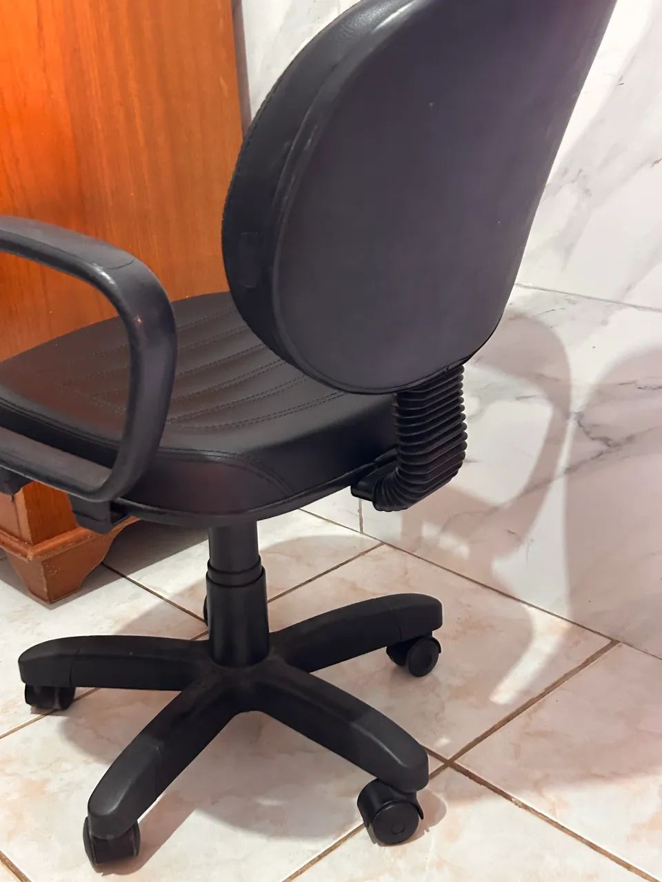 Cadeira giratória de escritório semi nova - Foto 5