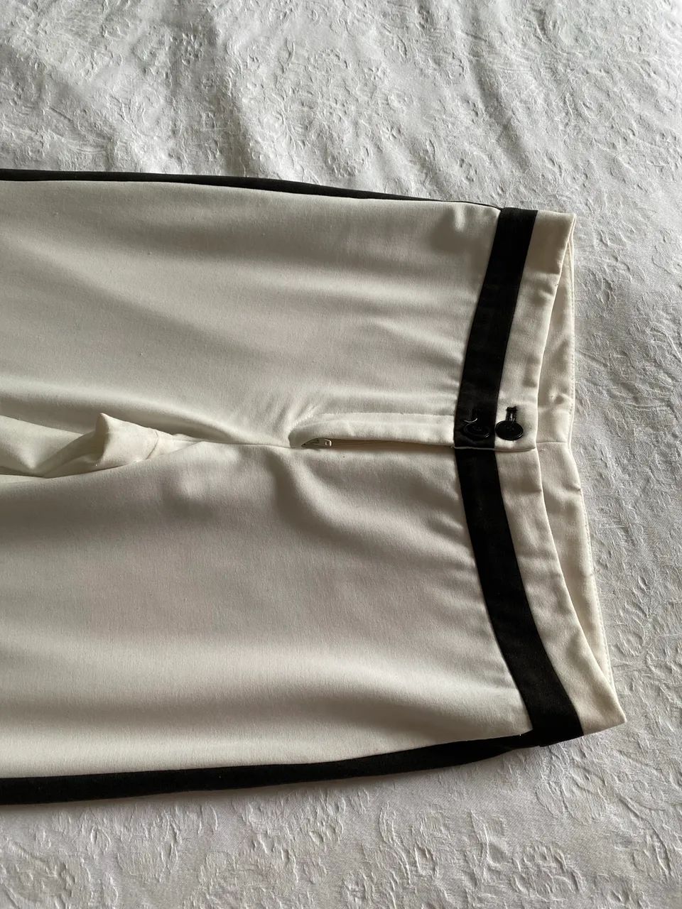 Calça branca com forro e detalhes em preto  na lateral e cintura  - Foto 3