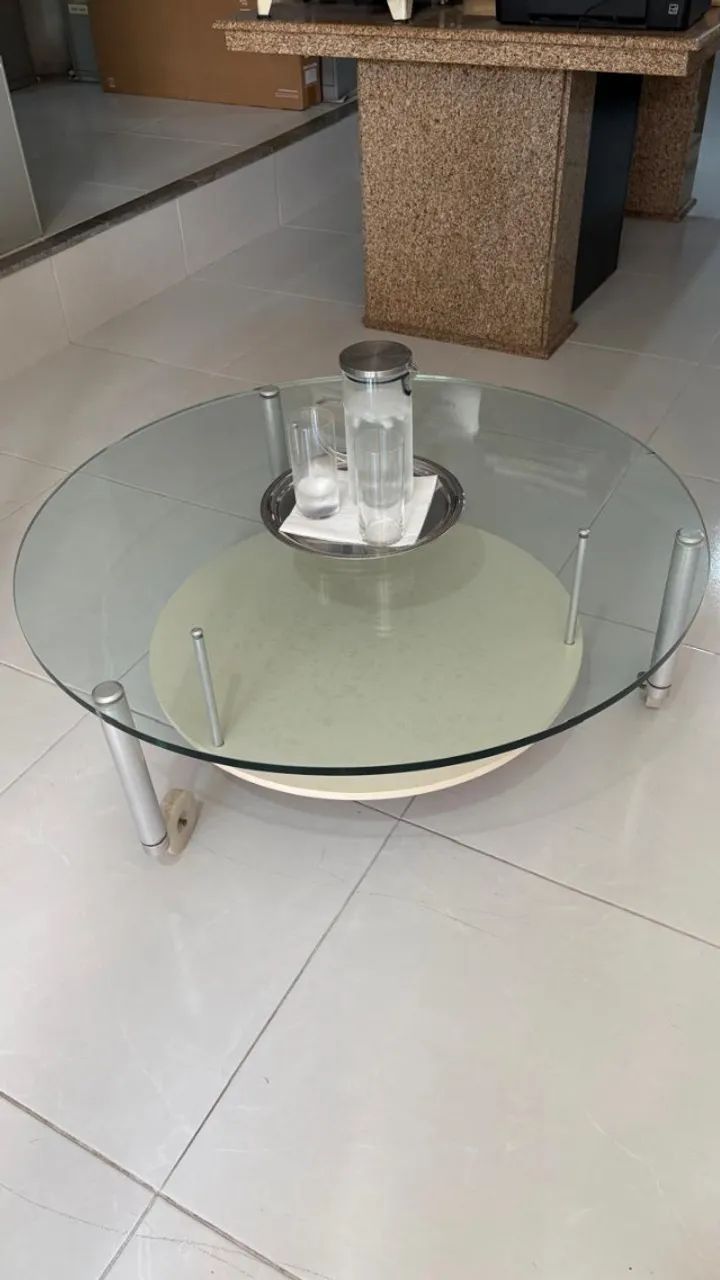 Mesa de centro em vidro e metal - moderna com prateleira inferior