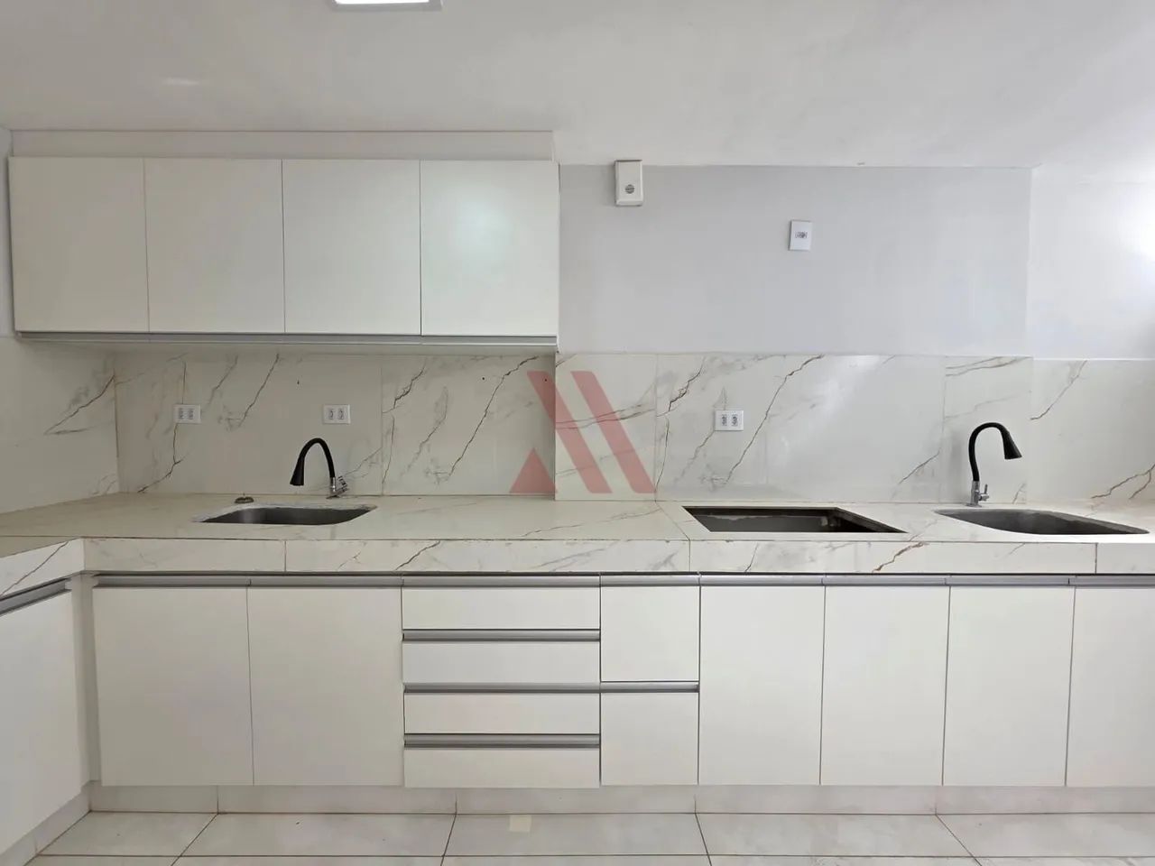 Edifício Daniela, 3 quartos sendo 1 suíte, reformado com 1 vaga de garagem andar alto com  - Foto 4
