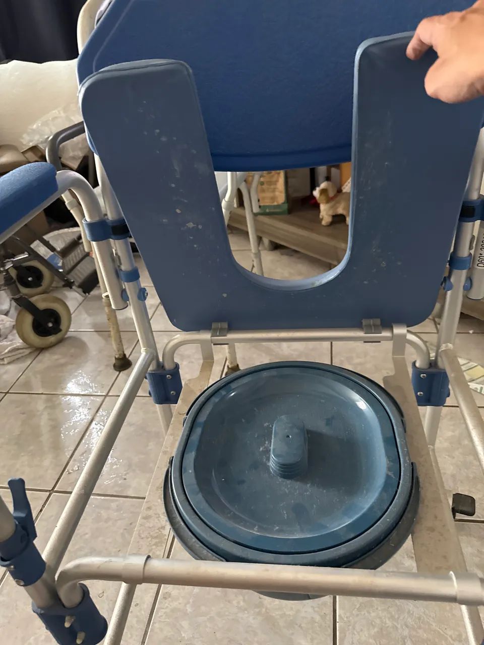 Cadeira de banho com penico dellamed confortável para idoso - Foto 2
