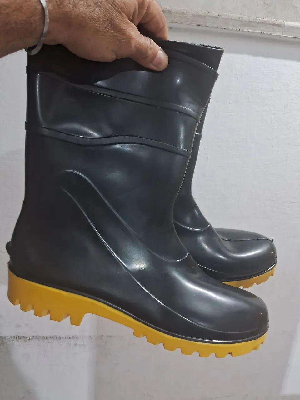 Vendo botas e capacete  pra obras e serviços.  - Foto 2
