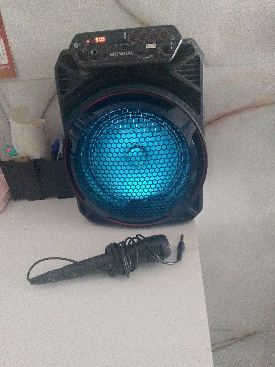 Caixa de som com microfone 