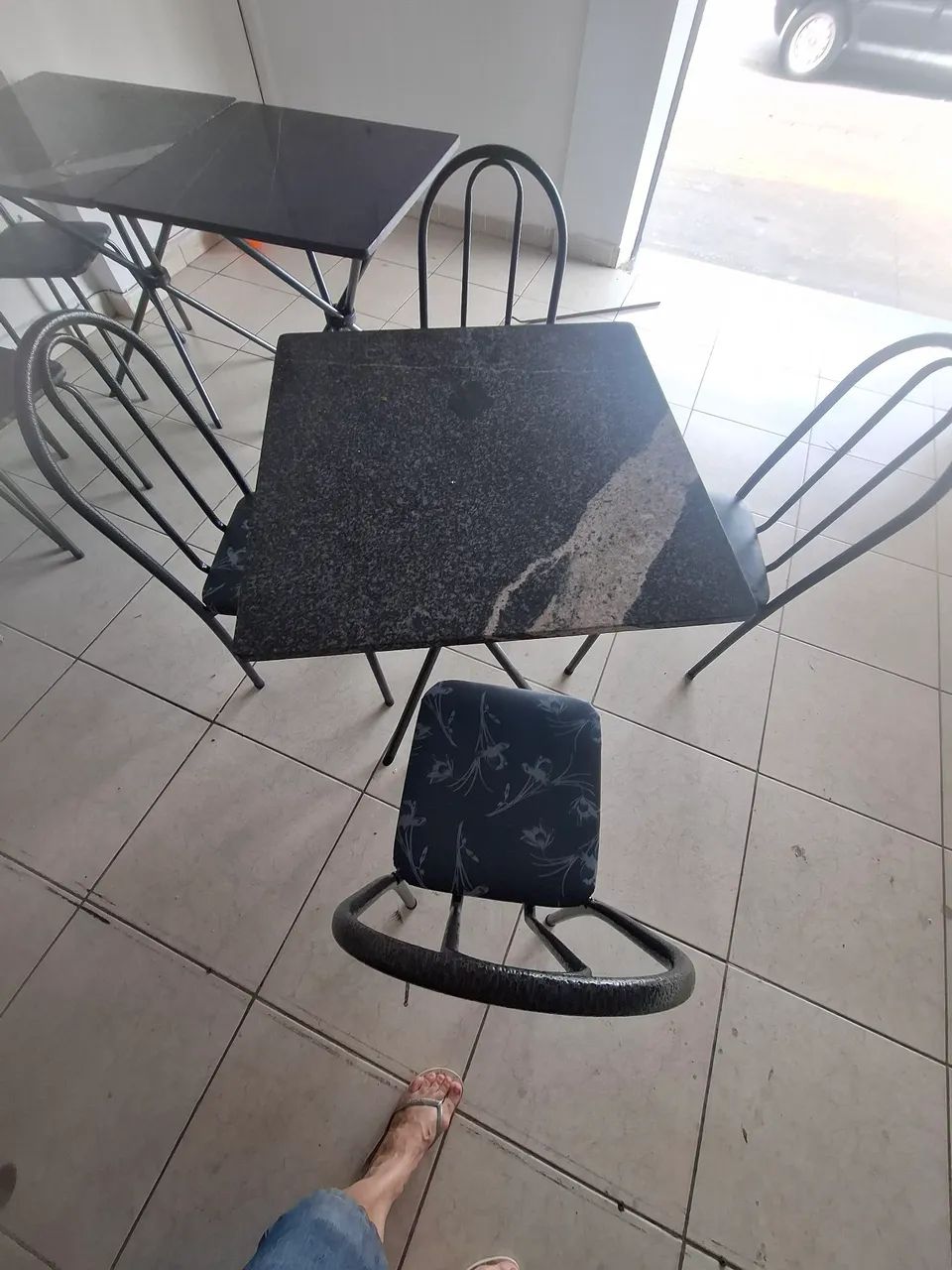Mesa com tampo de granito com 4 cadeiras - Foto 2