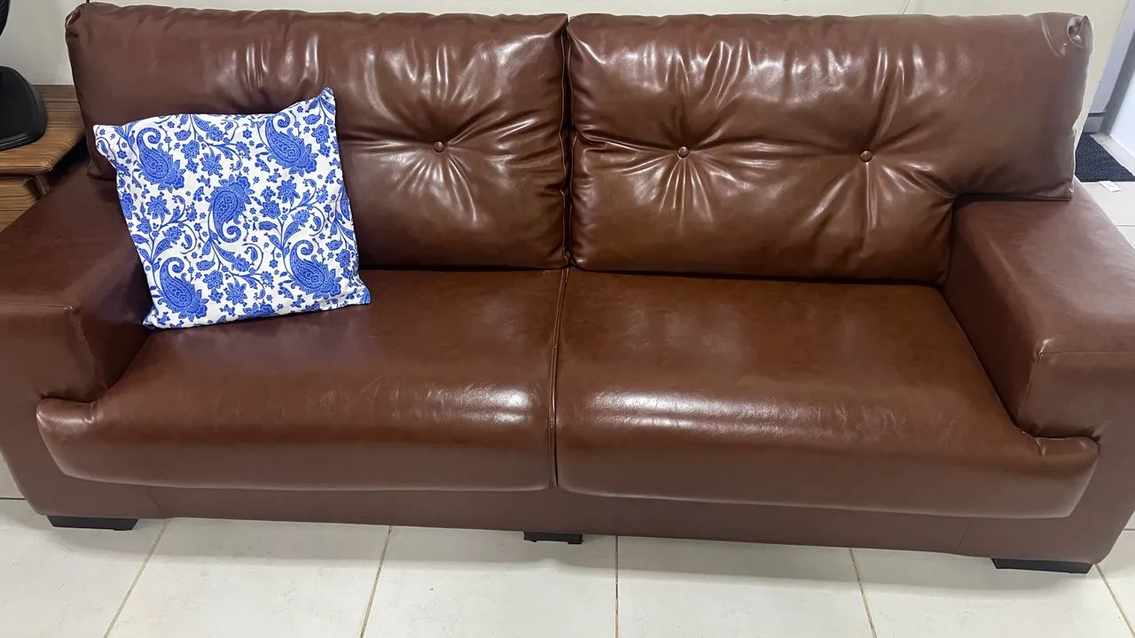 Sofá marrom 3 lugares novo  - Foto 2