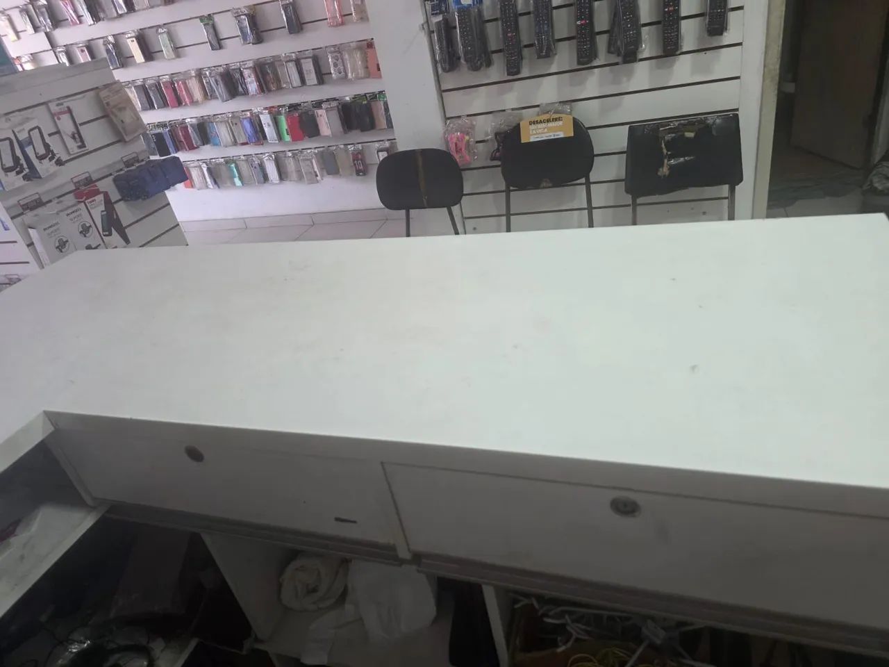 Balcão recepção MDF e expositores com gancho - Foto 3